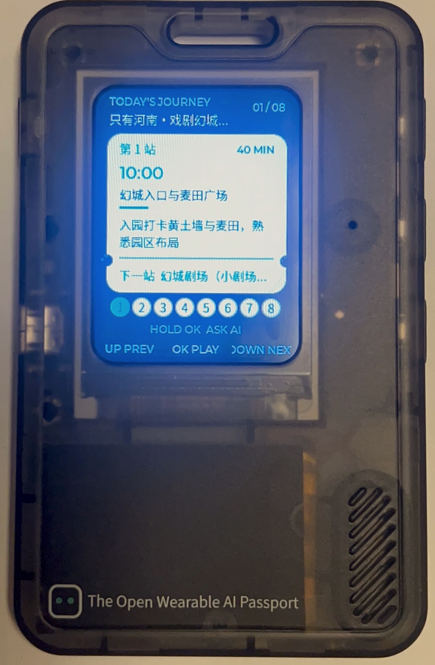 运行 AI 随行导游固件的 FoloToy AI Passport